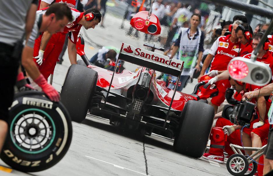 Meccanici Ferrari strepitori nel cambiare ad Alonso un tirante dello sterzo e un braccetto della sospensione anteriore sinistra in 5 minuti. Epa